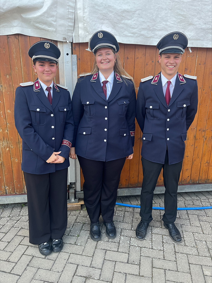 3 Personen vom Spielmannszug Ramsdorf mit neu angeschafften Uniformen.