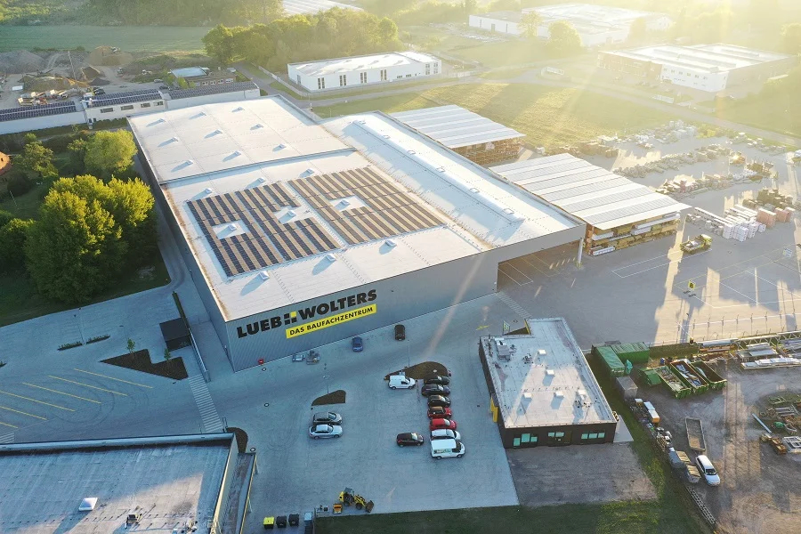 Industriehalle mit Solaranlage auf dem Dach. Das Bild zeigt eine Industriehalle mit einer großen Solaranlage auf dem Dach.