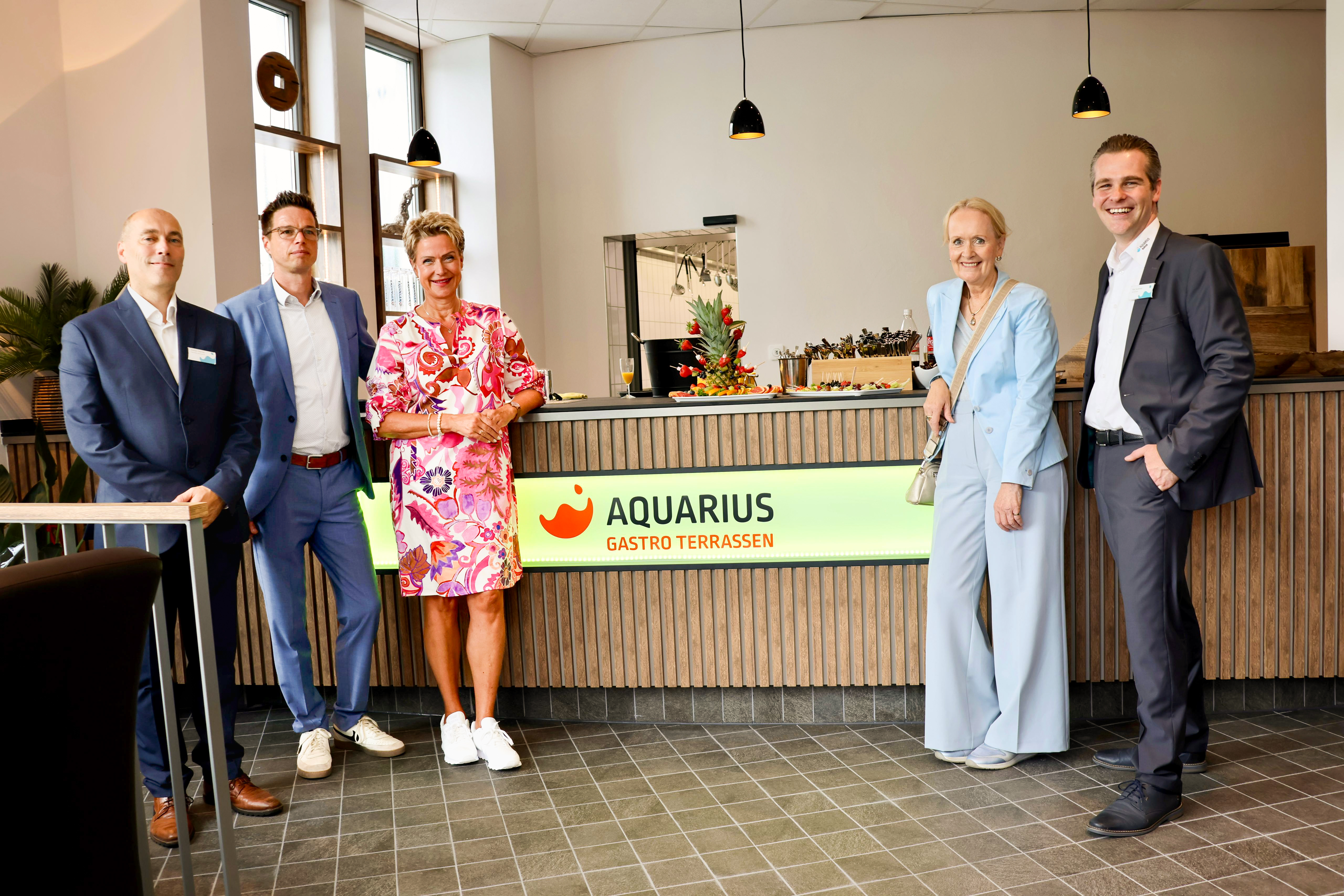 Personen vor der Ausgabetheke der Gastronomie