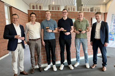 Sechs Personen bei der Preisverleihung anlässlich der Auszeichnung beim Nachwuchswettbewerb Azubiade