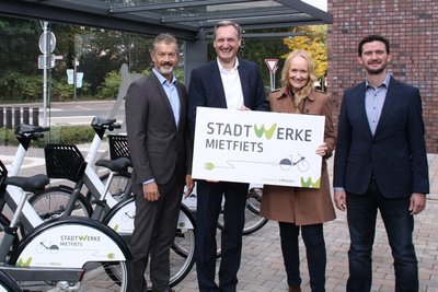 G. Tranel, M. Hilkenbach, M. Schulze Hessing, T. Abels vor der Mietfietsstation am Borkener Bahnhof