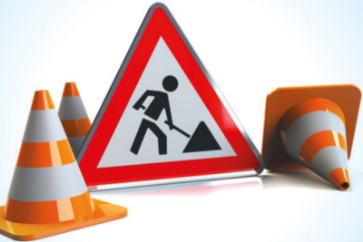 Verkehrsschild Baustelle mit 3 Pylonen