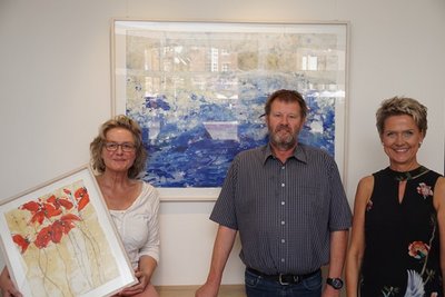 Künstlerin Liesel Bröckerhoff, Norbert Lüdiger und Antje Evers vor Bild