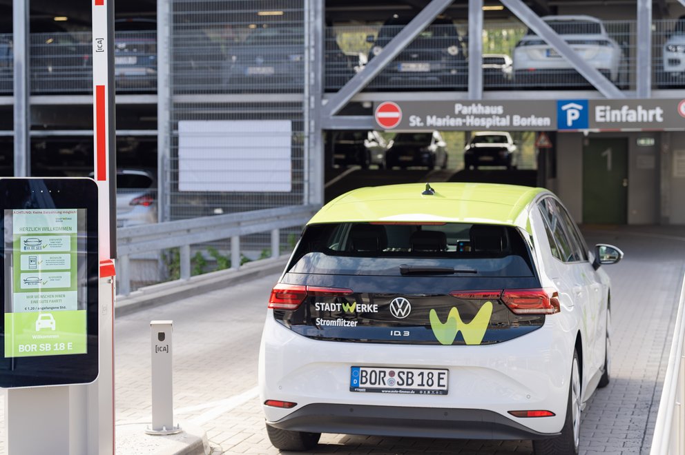 Einfahrt eines Autos in das Parkhaus