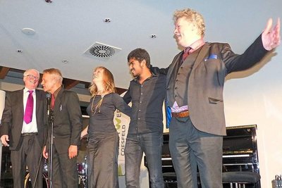 Musiker beim Abschlussapplaus auf der Bühne