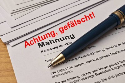 Mahnbrief mit Kuli und Hinweis Achtung gefälscht