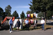 Glasfaser Heiden 4 Personen vor Anhänger mit Leerrohr-Trommeln