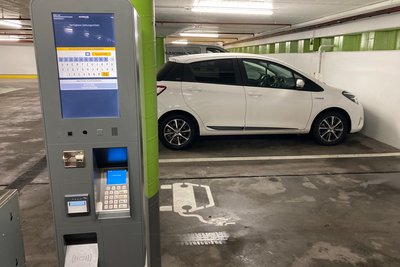 E-Ladesäule in einem Parkhaus