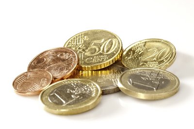 Einige Euro- und Centmünzen übereinanderliegend