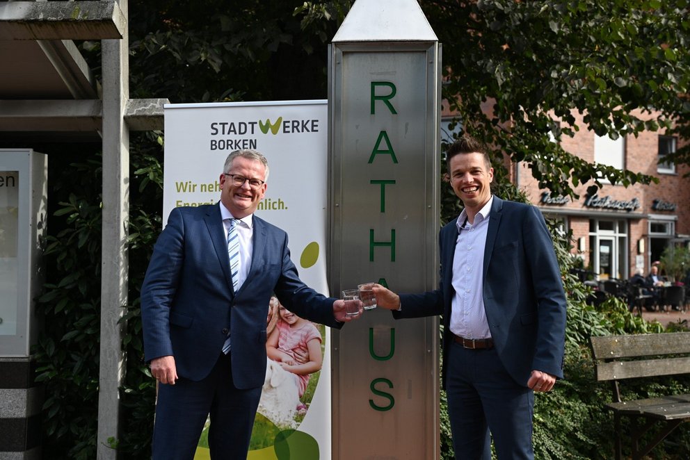 Wasserversorgung Raesfeld Bürgermeister Martin Tensin und Stadtwerke Geschäftsführer Ron Keßeler vor dem Rathaus in Raesfeld