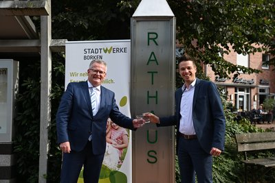 Bürgermeister Martin Tensin und Stadtwerke Geschäftsführer Ron Keßeler vor dem Rathaus in Raesfeld