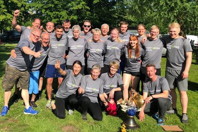 Siegerfoto Team Emergydragons mit Pokal