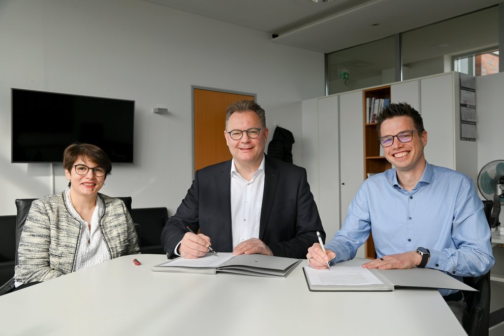 Alina Ahrens, Prokuristin der Stadtwerke Emsdetten, sowie Jürgen B. Schmidt, Geschäftsführer der Stadtwerke Emsdetten und Ron Keßeler, Geschäftsführer der Stadtwerke Coesfeld.