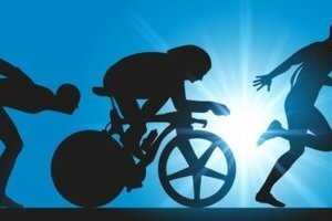 Das Bild zeigt links einen Schwimmer in Bewegung, in der Mitte einen Radfahrer und rechts einen Läufer im Sprint.