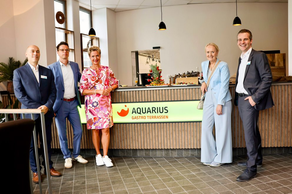 Gruppenbild Eröffnung Personen vor der Ausgabetheke der Gastronomie