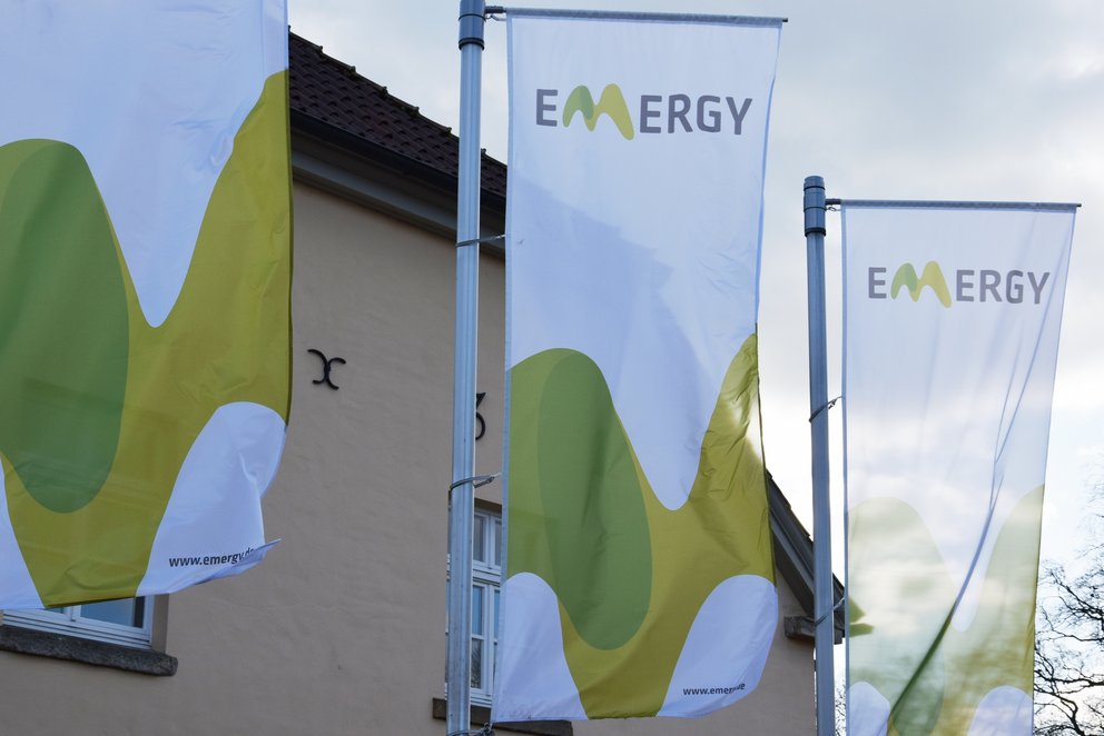 Emergy Fahnen Fahnen mit Emergy-Logo vor Gebäude