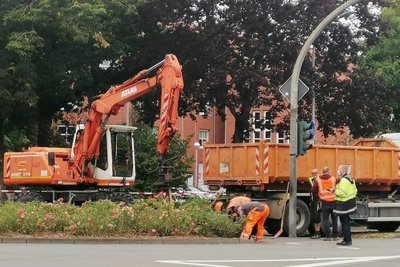 Bagger und LKW mit Arbeitern