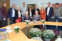 M. Drews (Heiden), H.-J. Benson (Bürgermeister Heiden), D. Jeske (Bürger-meisterin Velen), C. Hövekamp (Reken), D. Jung (Rechtsanwälte Dr. Jung und Partner, Köln), G. Uphoff (Reken), M. Schulze Hessing (Bürgermeisterin Borken und Aufsichtsratsvorsitzende der Stadtwerke Borken), A. Grotendorst (Bürgermeister Raesfeld), T. Greving (Raesfeld); Vorne: M. Deitert (Bürgermeister Reken) und Markus Hilkenbach (Geschäftsführer Stadtwerke Borken)