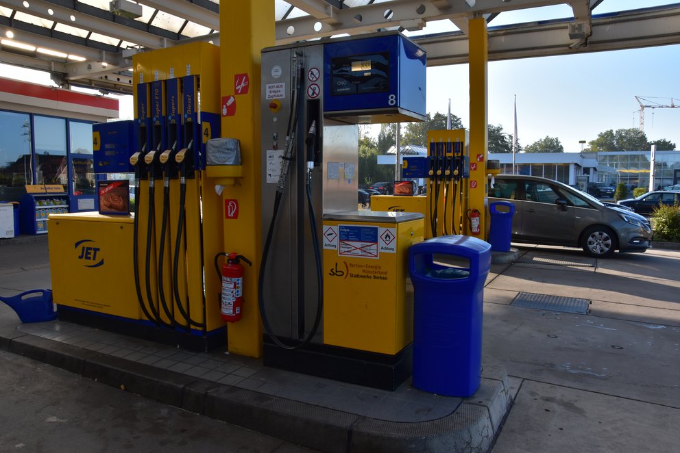 Erdgastankstelle Tankstelle mit Autos im Hintergrund