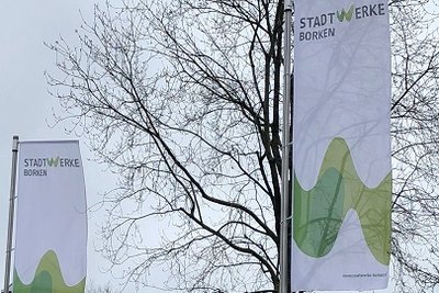 Fahnen vor dem Gebäude Ostlandstraße