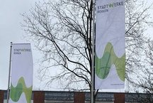 BEV Insovenz Stadtwerke Borken springen ein Fahnen vor dem Gebäude Ostlandstraße