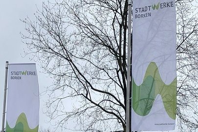 BEV Insovenz Stadtwerke Borken springen ein Fahnen vor dem Gebäude Ostlandstraße