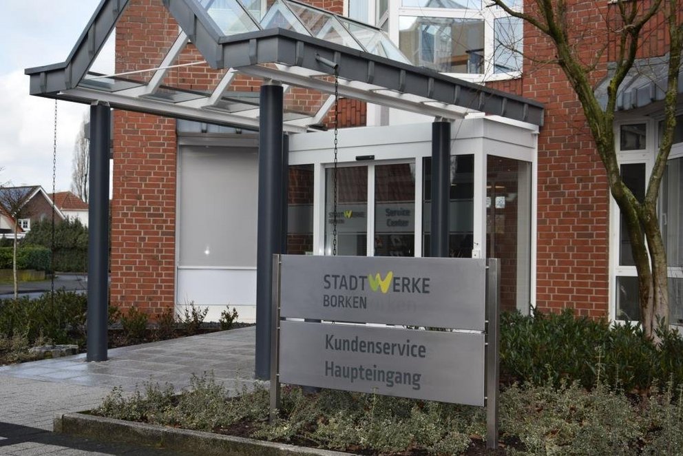 Gebäude Stadtwerke Eingang zum Kundencenter an der Ostlandstraße