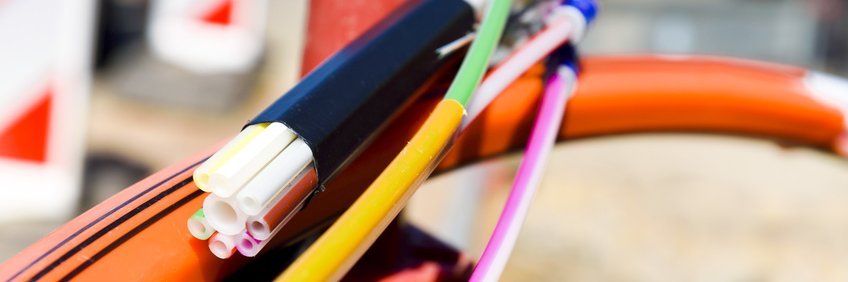 Installation von Kabeln für Netzwerktechnologie. Kabel und Leitungen, die zur Netzwerktechnologie verlegt werden.