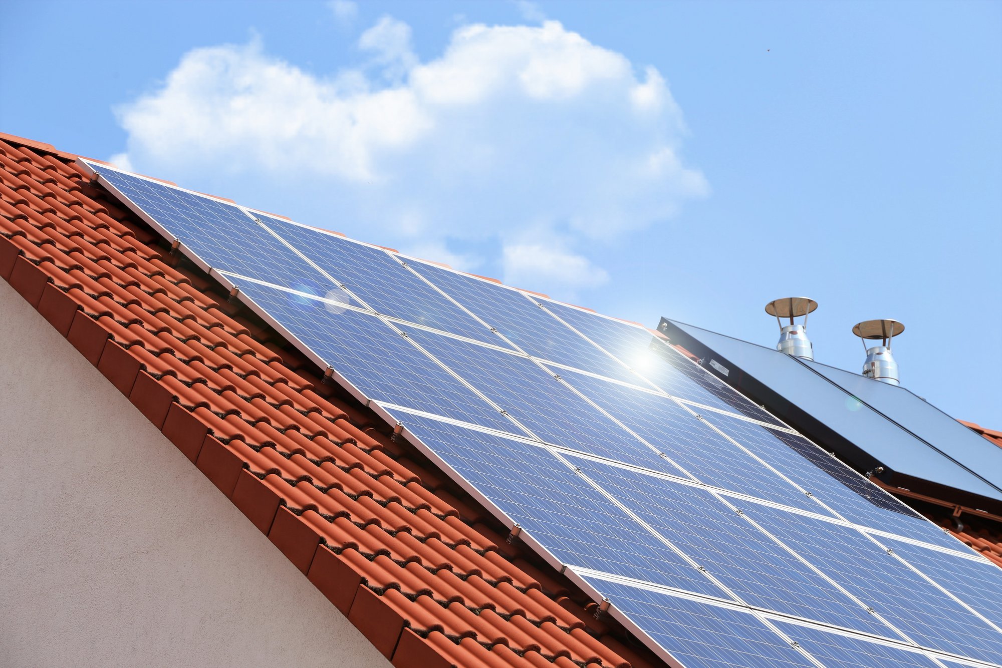 Solarpanel auf Dach bei Sonnenschein. Das Bild zeigt ein Solarpanel auf einem Dach bei sonnigem Wetter.