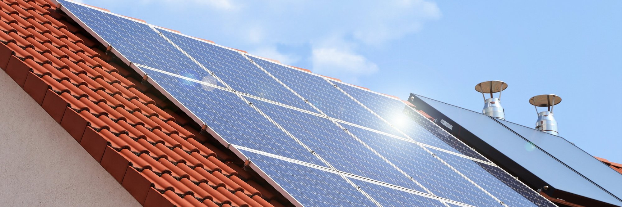 Solarpanel auf Dach bei Sonnenschein. Das Bild zeigt ein Solarpanel auf einem Dach bei sonnigem Wetter.