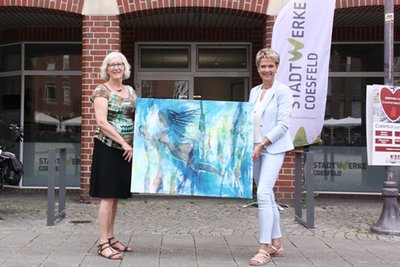 Lisa Heisterkamp und Antje Evers mit Bild vor Service Center