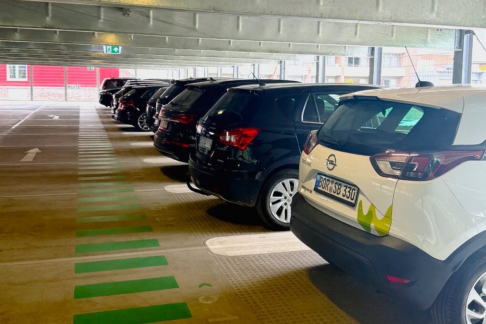 Parkende Autos in einem hellem Parkhaus.
