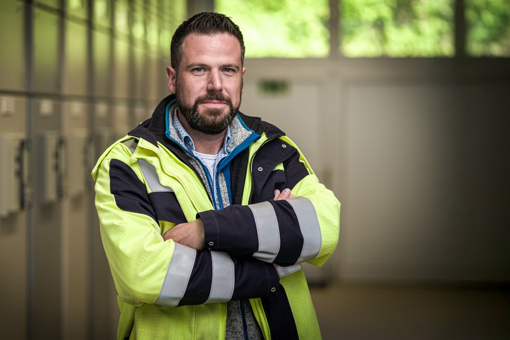Technikmitarbeiter im Schalthaus
