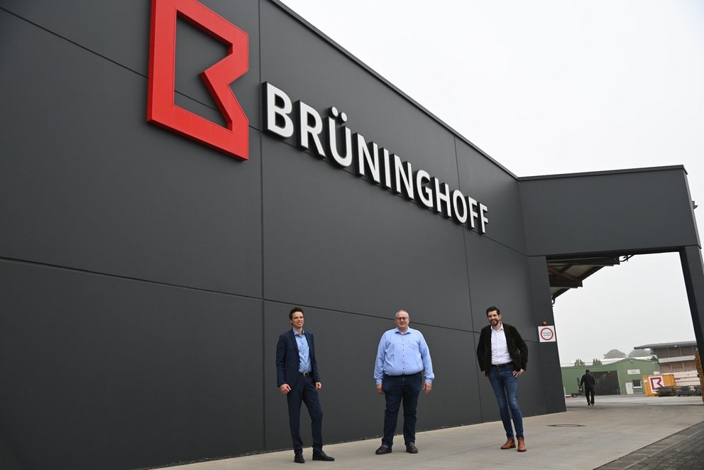 Pressefoto Brüninghoff Ron Keßeler, Dr. Patrick Voßkamp, Sven Brüninghoff, Firmengebäude Brüninghoff