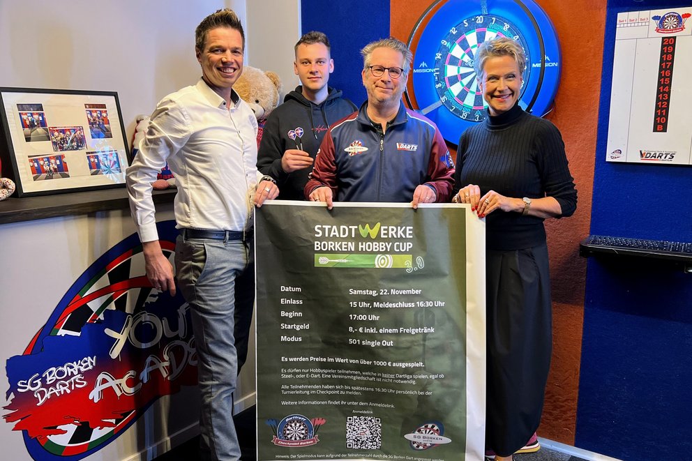 Personen mit Plakat zum Hobbycup Personen mit Plakat