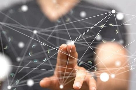 Interaktive Technologie: Person mit Hand auf Netzwerk. eine Person, die mit einer Hand ein Netzwerk von Punkten berührt, was digitale Interaktivität symbolisiert.