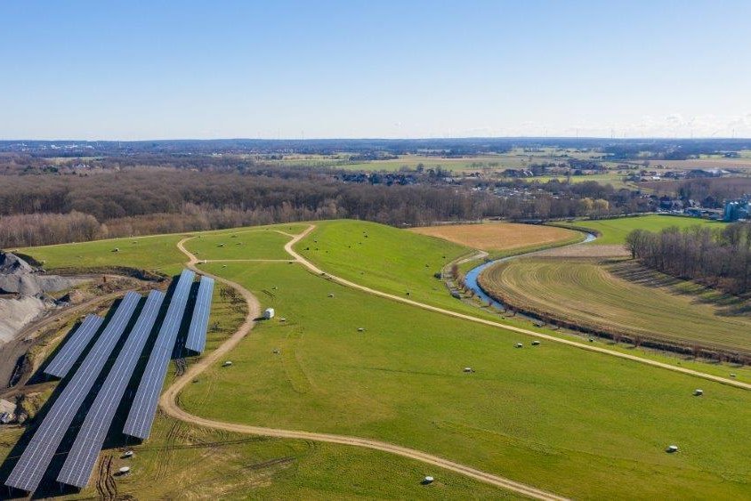 Große Solaranlage auf grüner Wiese Das Bild zeigt eine große Solaranlage auf einer grünen Wiese.