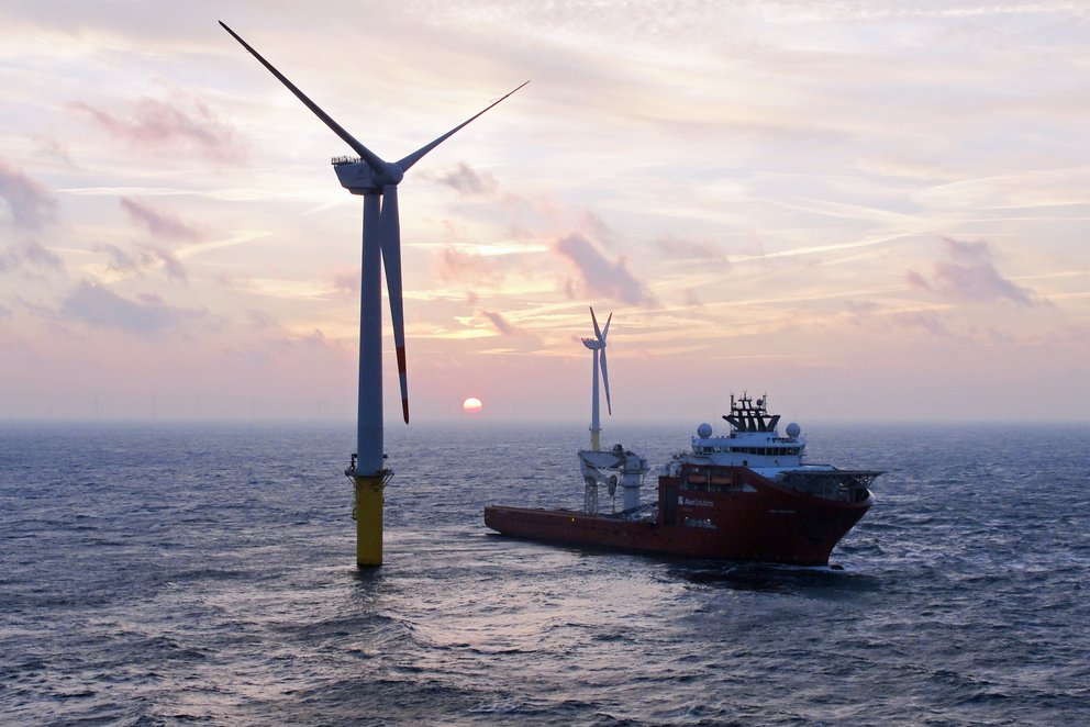 Windenergie auf See. Windkraftanlage auf See bei Sonnenuntergang