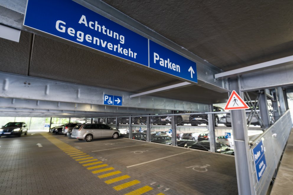 Barrierefreie Parkplätze im Parkhaus
