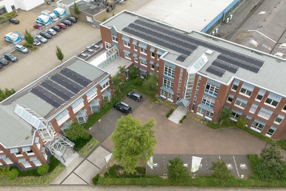 Gebäude Stadt Werke Borken. Luftaufnahme von einem Gebäude mit Solaranlagen auf Flachdächern