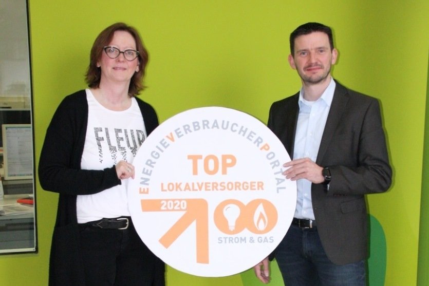 TOP Lokalversorger Annette Dirks und Thomas Abels mit TOP-Loklaversorger-Siegel