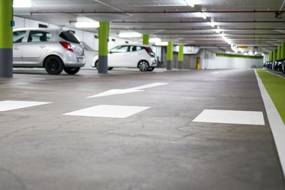 Fahrbahnmarkierungen in der Marktgarage