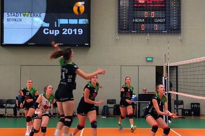 Spielszene am Netz der Skurios Volleys, Stadtwerk Borken Cup 2019 im Hintergrund