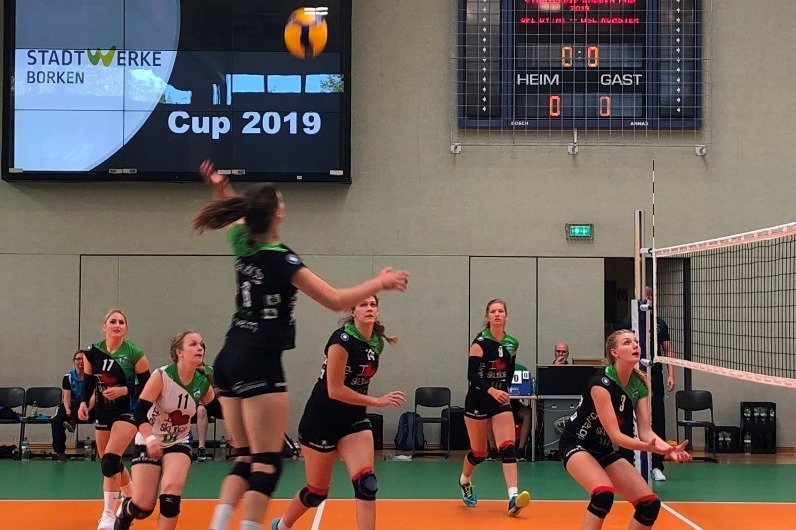 Sponsoring Sport Skurios Volleys Spielszene am Netz der Skurios Volleys, Stadtwerk Borken Cup 2019 im Hintergrund