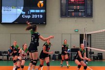 Spielszene am Netz der Skurios Volleys, Stadtwerk Borken Cup 2019 im Hintergrund