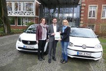 Annette Dirks Thomas Abels (beide Stadtwerke) und Bürgermeisterin Mechtild Schulze Hessing