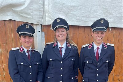 3 Personen vom Spielmannszug Ramsdorf mit neu angeschafften Uniformen.