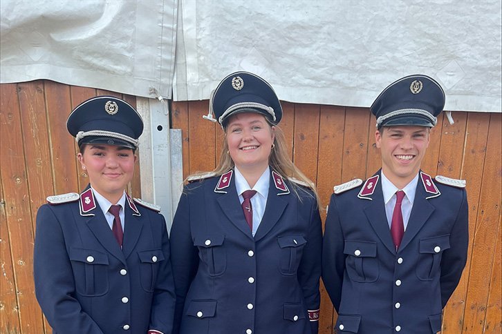 3 Personen vom Spielmannszug Ramsdorf mit neu angeschafften Uniformen.