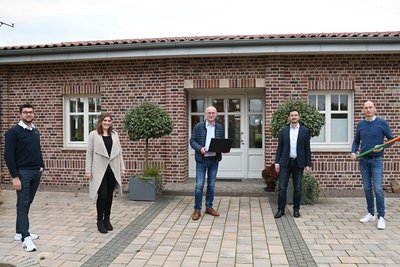 Nils Wanning, Maike Deelmann, Johannes Dowe, Thomas Abels und Patrick Nettels vor dem Haus Dowe