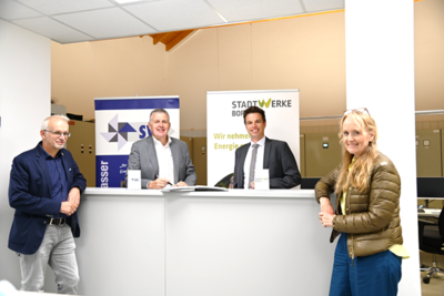(v.l.n.r.) Werner Stödtke (Vorsitzender des SVS-Aufsichtsrates), Thomas Spies (Geschäftsführer SVS), Ron Keßeler (Geschäftsführer Stadtwerke Borken) und Mechtild Schulze Hessing (Aufsichtsratsvorsitzende der Stadtwerke Borken)